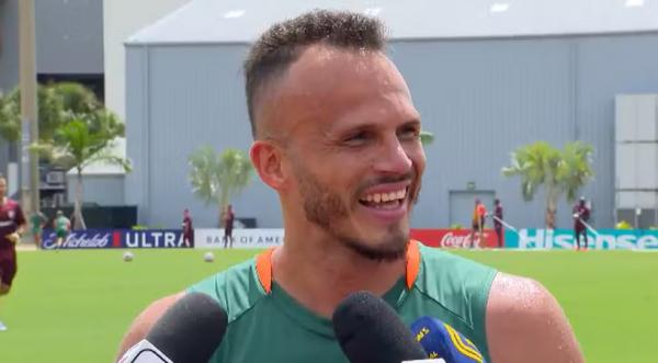 Renê explica festa no vestiário do Fluminense e gritos de "oitenta": "Brincadeira para descontrair"