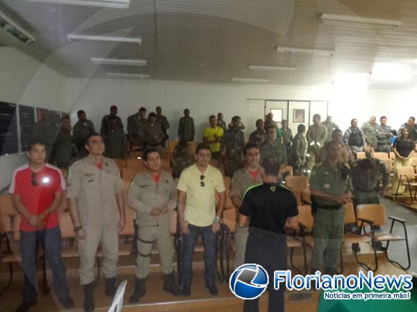 Policiais participam de palestra sobre atividade f&iacute;sica e qualidade de vida.(Imagem:FlorianoNews)
