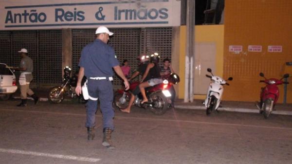 Pol&iacute;cia Militar e SUTRAN realizam blitzes em Floriano.(Imagem:FlorianoNews)
