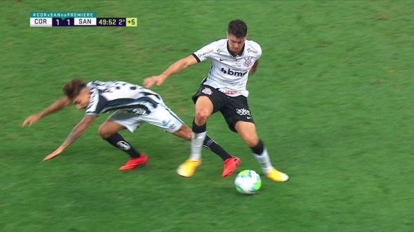 Danilo Avelar rompe ligamento cruzado do joelho e desfalca o Corinthians por até oito meses