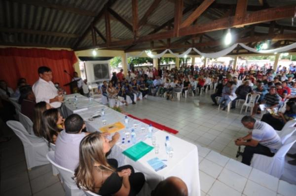 Governador assina conv&ecirc;nios em Lagoa do S&atilde;o Francisco.(Imagem:Francisco Gil&aacute;sio)