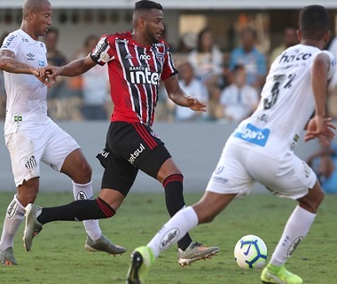 Daniel Alves dá empate ao São Paulo contra o Santos na Vila