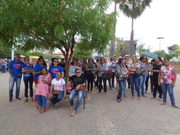 Professores fazem ato em frente à Prefeitura de Floriano.(Imagem:FlorianoNews)