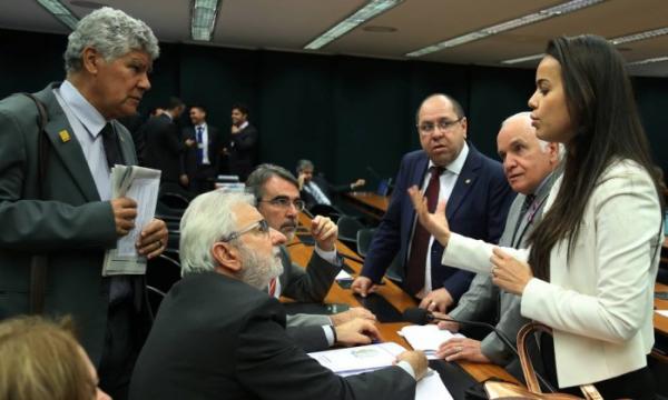 Comissão aprova PEC da cláusula de barreira e do fim das coligações