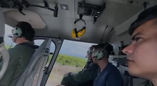 Helic&oacute;ptero da PMPI resgata fam&iacute;lia que ficou ilhada ap&oacute;s embarca&ccedil;&atilde;o quebrar e ficar &agrave; deriva em alto mar(Imagem:Reprodu&ccedil;&atilde;o)