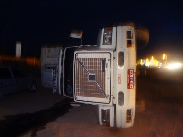 Carreta ca&ccedil;amba carregada de areia vira em Floriano.(Imagem:FlorianoNews)