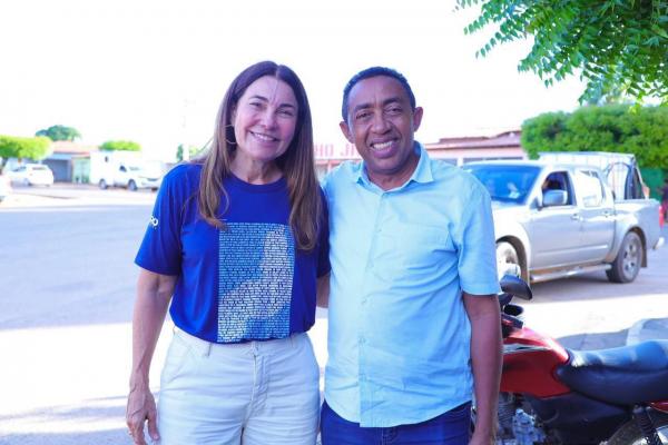 Joel é recebido por populares ao lado de Margarete durante visita ao mercado de São Raimundo Nonato