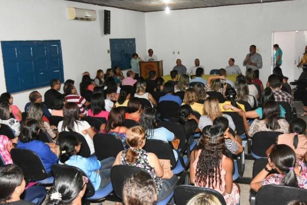 Rede municipal de educação participa de palestra sobre