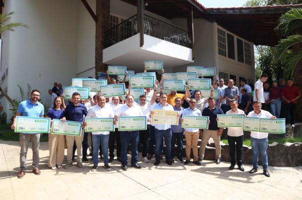 Ciro anuncia mais de R$ 140 milhões para municípios piauienses em um único dia