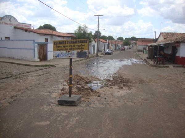 Vazamento na Sambaiba - Em frente a sede da Albeartes(Imagem:reda&ccedil;&atilde;o)