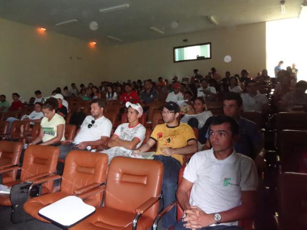 Professores de matem&aacute;tica participam de curso de aperfei&ccedil;oamento.(Imagem:FlorianoNews)