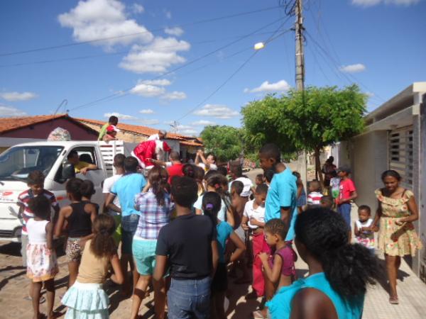 No dia de Natal, bom velhinho distribui bombons &agrave;s crian&ccedil;as florianenses.(Imagem:FlorianoNews)