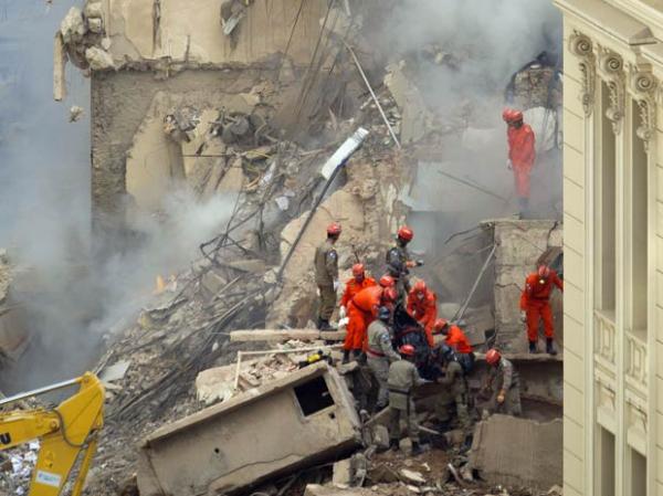 Bombeiros buscam desaparecidos em desabamento de tr&ecirc;s pr&eacute;dios no Rio.(Imagem: AP)