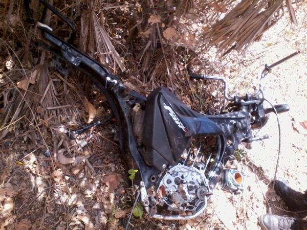 Carcaça de moto é encontrada em aterro sanitário de Floriano