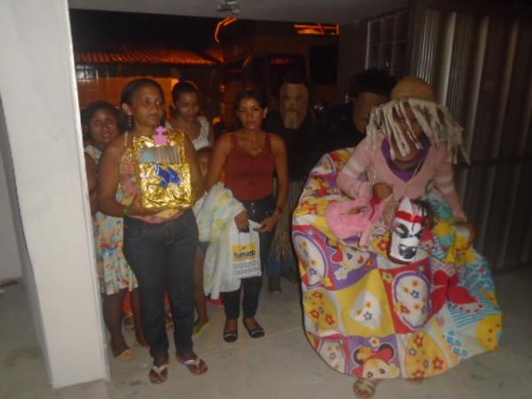 Repórter Amarelinho recebe Folia de Santos Reis em sua residência.(Imagem:FlorianoNews)