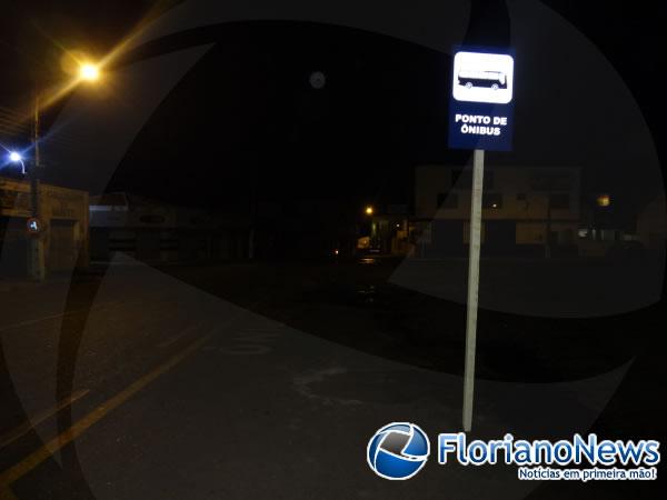 Paradas de &ocirc;nibus de Floriano recebem sinaliza&ccedil;&atilde;o.(Imagem:FlorianoNews)