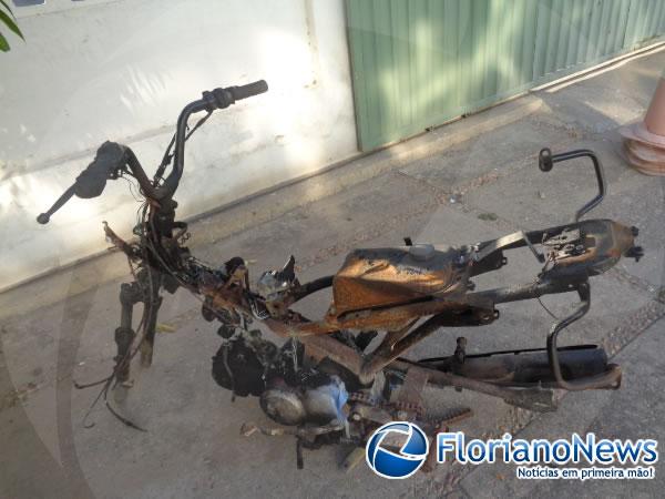 Polícia Militar encontra motocicleta incendiada.(Imagem:FlorianoNews)