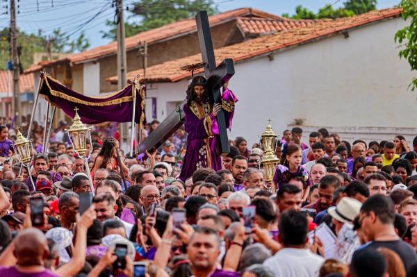Governador participa da Procissão dos Passos em Oeiras e recebe título de cidadania em Floriano