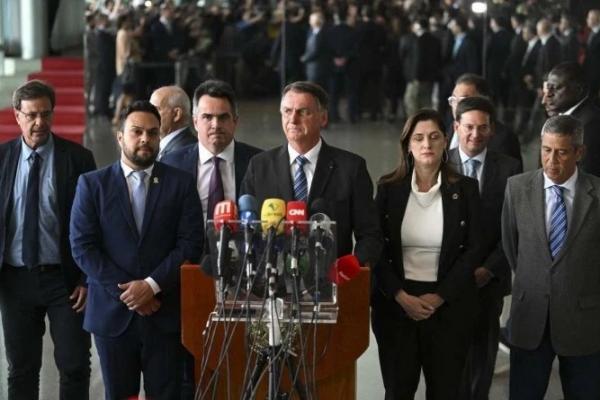 "Acabou", diz Jair Bolsonaro em reunião com ministros do STF