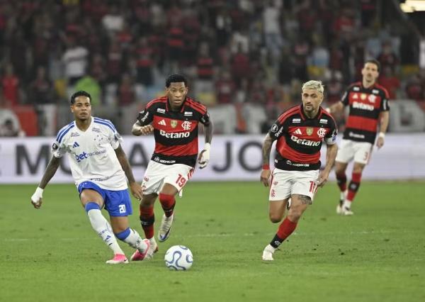 Dínamo de Moscou negocia a contratação de Plata, do Flamengo