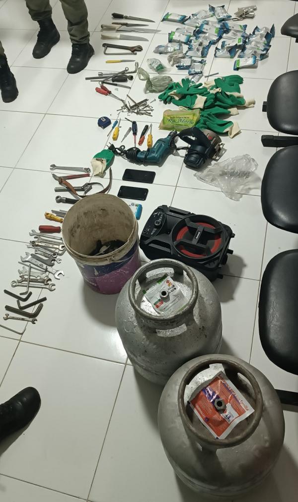  Pol&iacute;cia Militar recupera botij&atilde;o de g&aacute;s roubado e encontra diversos produtos em casa abandonada em Floriano.(Imagem:Divulga&ccedil;&atilde;o/PM)