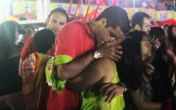 Turma faz guerra de quem beija mais: 'Foram 28 mulheres em uma noite'