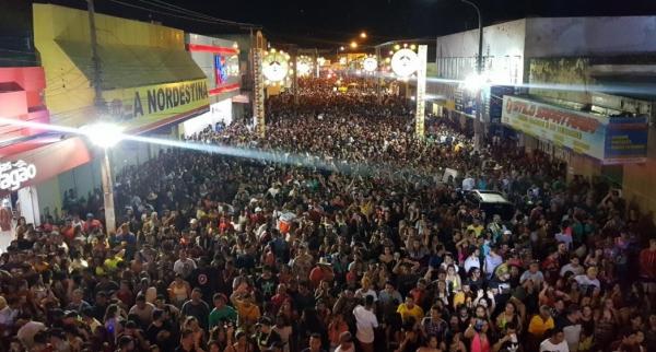 Avinne Vinny anima multidão de foliões na terceira noite de carnaval