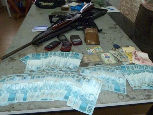 Com o acusado, a pol&iacute;cia apreendeu a quantia de R$ 5 mil, al&eacute;m de documentos falsos e uma espingarda.(Imagem: Divulga&ccedil;&atilde;o/SSP MA)