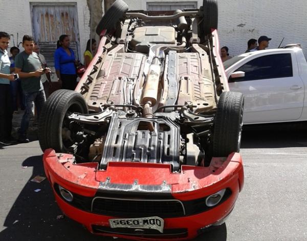 Carro capota após colidir com carreta no Centro de Floriano.(Imagem:FlorianoNews)