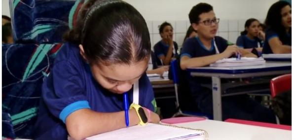 Menina de 12 anos que escreve com a boca sonha em ser juíza