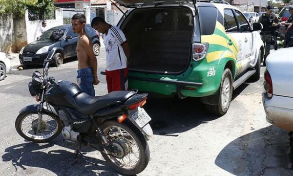Dupla faz arrast&atilde;o com ref&eacute;ns e &eacute; presa no centro de Teresina.(Imagem:Thiago Amaral)