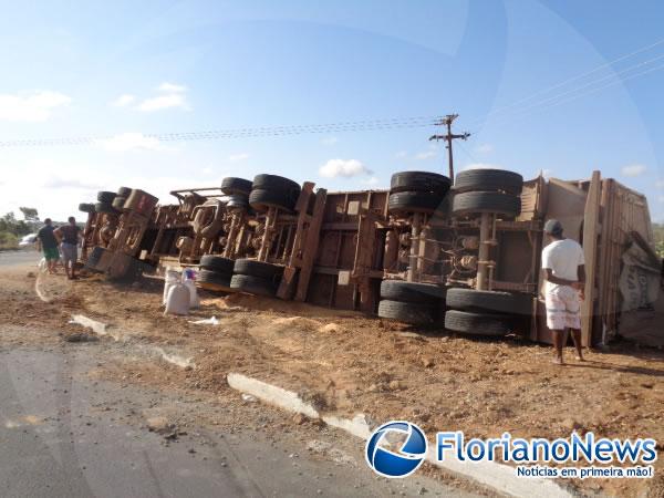 Carreta carregada de milho tomba na Rotat&oacute;ria do Paracaty.(Imagem:FlorianoNews)