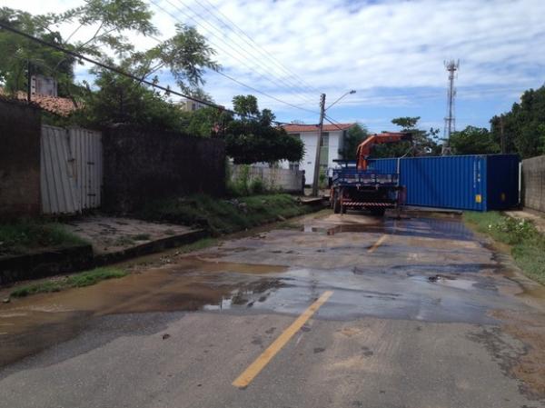 Container de quatro toneladas &eacute; arrastado pela chuva em Teresina.(Imagem:Gil Oliveira/G1)