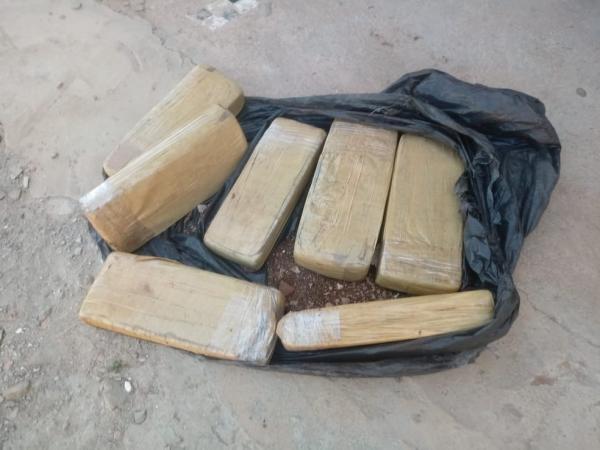 Tabletes de droga encontrados pela pol&iacute;cia em Picos, no Sul do Piau&iacute;.(Imagem:Divulga&ccedil;&atilde;o/PM-PI)