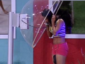 Kelly ganha imunidade ao atender o Big Fone