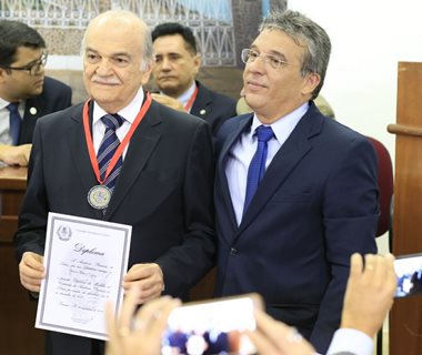 Jesus Tajra recebe Medalha do Centenário da APL