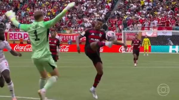 Chance perdida por Bruno Henrique no Flamengo x Bayern de Munique.(Imagem:Reprodu&ccedil;&atilde;o/TV Globo)