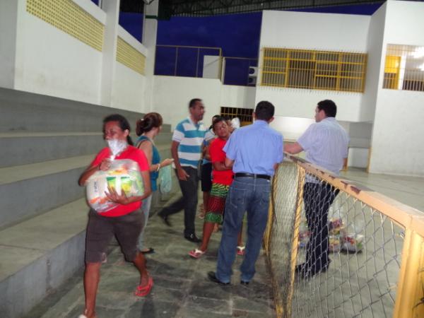Fam&iacute;lias s&atilde;o beneficiadas com cestas b&aacute;sicas.(Imagem:FlorianoNews)