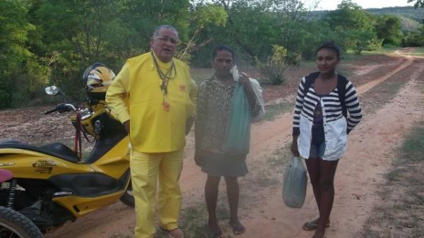 Fam&iacute;lias carentes do Riacho da Serra recebem doa&ccedil;&otilde;es do Projeto Amarelinho.(Imagem:FlorianoNews)