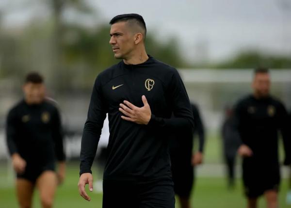 Balbuena em treino do Corinthians no CT Joaquim Grava em 2023: d&iacute;vida com zagueiro virou tranfer ban.(Imagem:Rodrigo Coca/Ag.Corinthians)