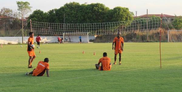 Futev&ocirc;lei em clima de descontra&ccedil;&atilde;o predominou o treino de reapresenta&ccedil;&atilde;o do Galo.(Imagem:Andr&eacute; Leal/GloboEsporte.com)