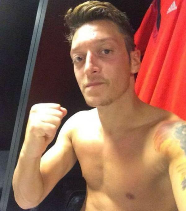 &Ouml;zil ergue o punho e comemora classifica&ccedil;&atilde;o da Alemanha.(Imagem:Reprodu&ccedil;&atilde;o)