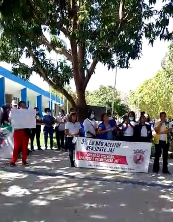 Servidores municipais realizam protesto em frente à Prefeitura de Floriano