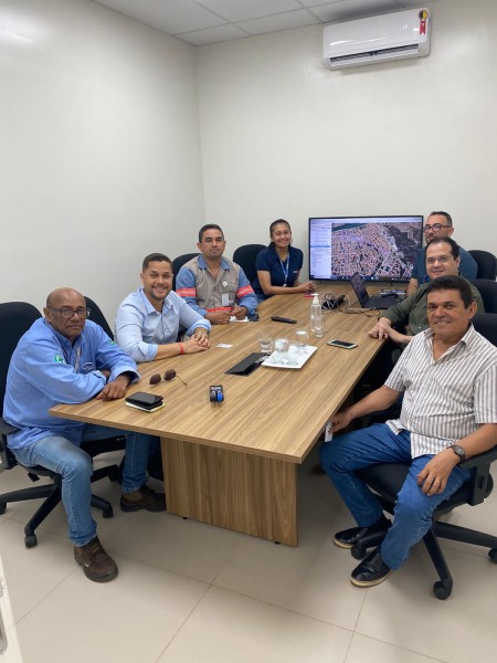 Reunião discute a elevação dos fios e ligações de energia elétrica durante o carnaval