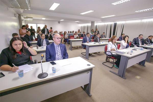 Deputados da CCJ aprovam projeto de alienação de imóveis do estado