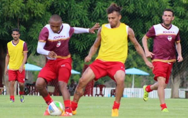 Enquanto ainda escolhe pe&ccedil;as para o elenco, Z&eacute; Teodoro ensaia jogadas nos treinos.(Imagem:Emanuele Madeira)