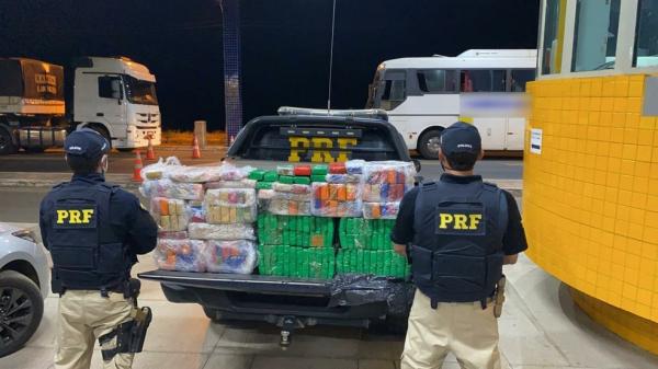 Dois homens são presos e um menor apreendido com 150 kg de maconha dentro de ônibus em Floriano