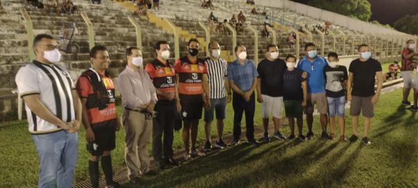 Athirson com l&iacute;deres pol&iacute;ticos e esportivos.(Imagem:FlorianoNews)