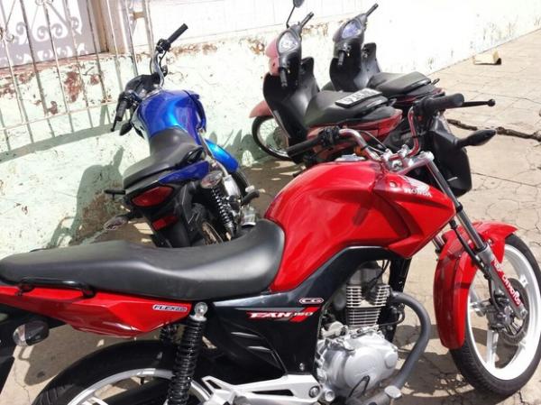 Polícia encontra carro e motocicletas roubadas após vítima usar GPS