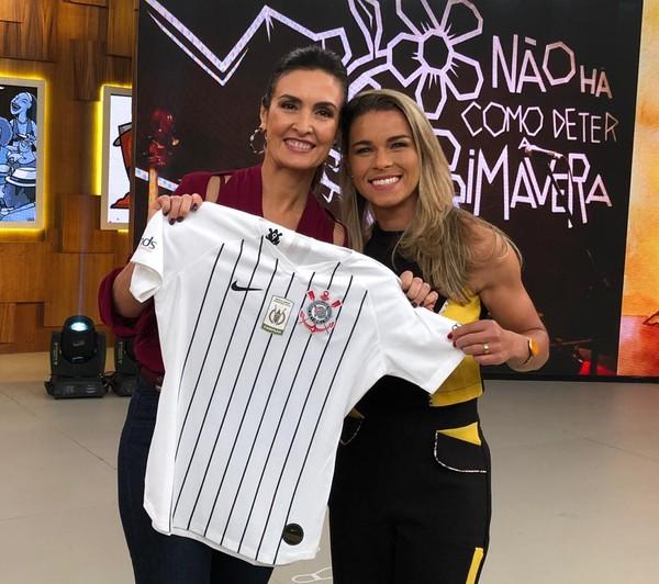 Tamires, lateral-esquerda da Seleção, anuncia que é a nova jogadora do Corinthians